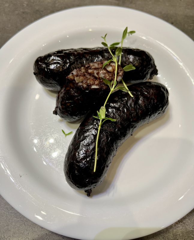 Verivorst suitsupeekoni ja praesibulaga